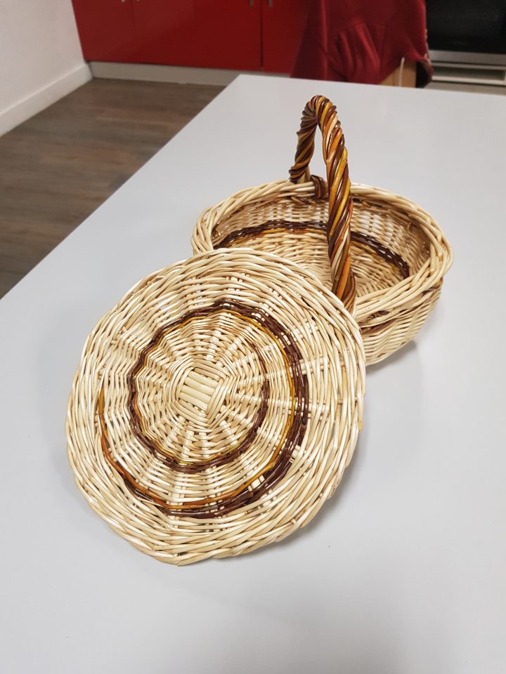 Panier à oeufs et plateau spirale en mélange d'osier blanc et brut