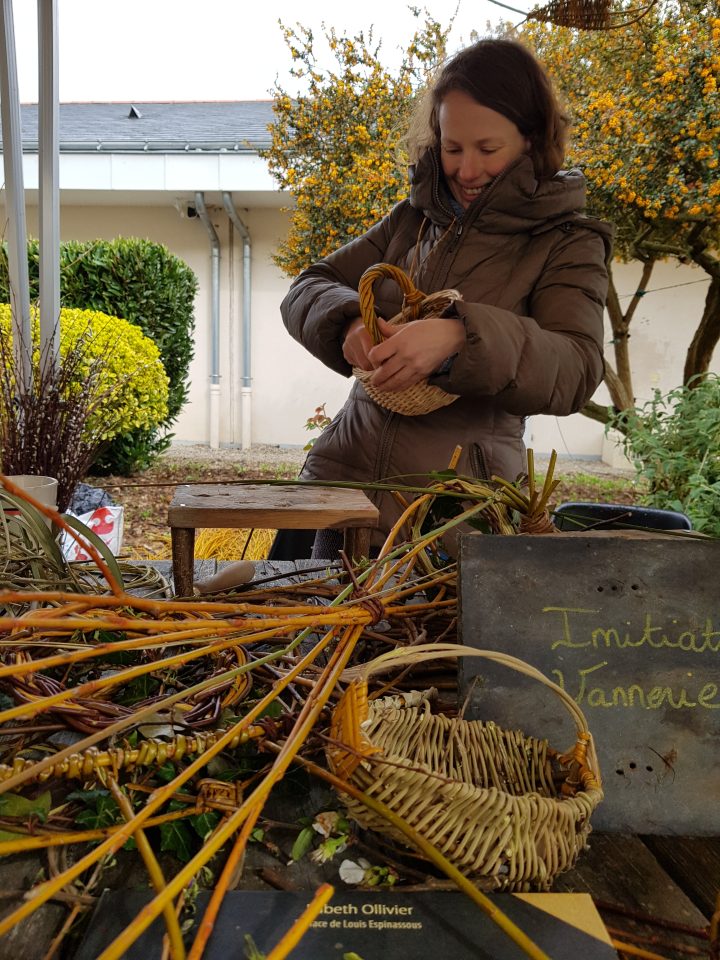 Marion (Pépé les sauges) réalise un panier à oeufs sur le stand des Vannières en herbe pendant la fête du Printemps à la MFR Le Verger à Gennes Val de Loire