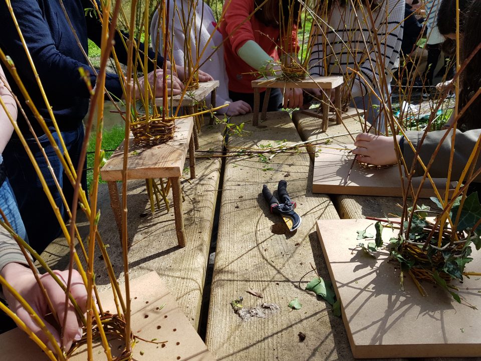 Fabrication de mangeoires "tipi" avec des collégiens, en plein air, à Gennes Val de Loire