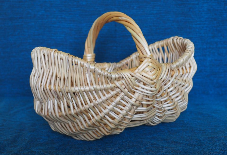 Panier Hérisset en osier blanc sur fond bleu