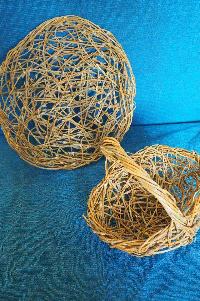 Corbeille et panier en saule pleureur, en tressage aléatoire