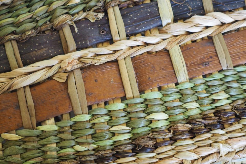 Tressage de vannerie sauvage (massette, iris, joncs, écorces de saule et de châtaignier)