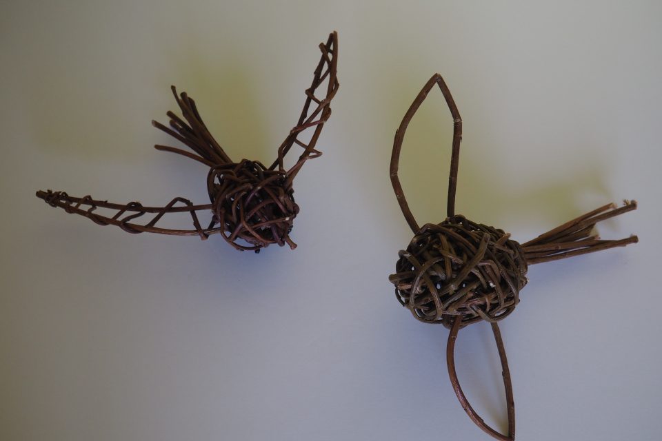 Oiseaux en tressage aléatoire d'osier brut