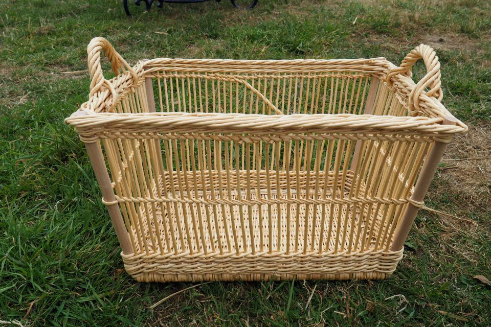 Grande manne blanchisseuse en vannerie à jour, osier blanc