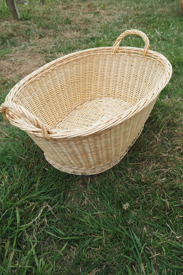 Grande manne blanchisseuse en osier blanc