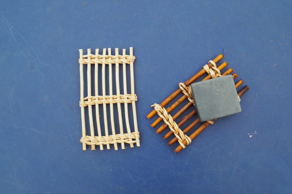 Portes-savons en vannerie à jour