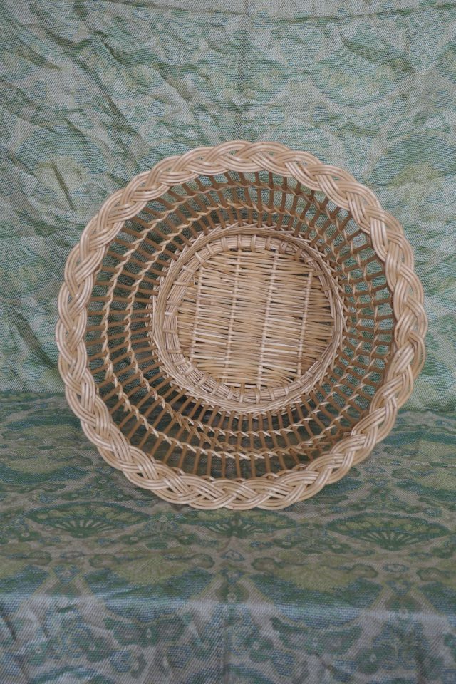 Corbeille à jour en osier blanc, bordure nattée, vue de dessus