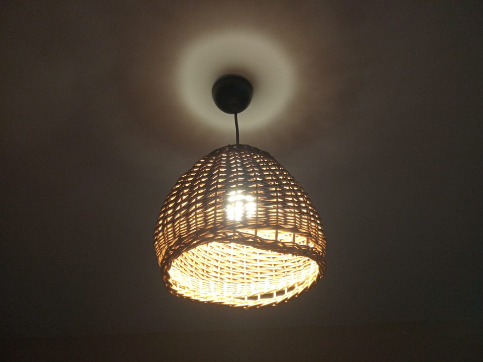 Abat-jour en osier blanc et brut