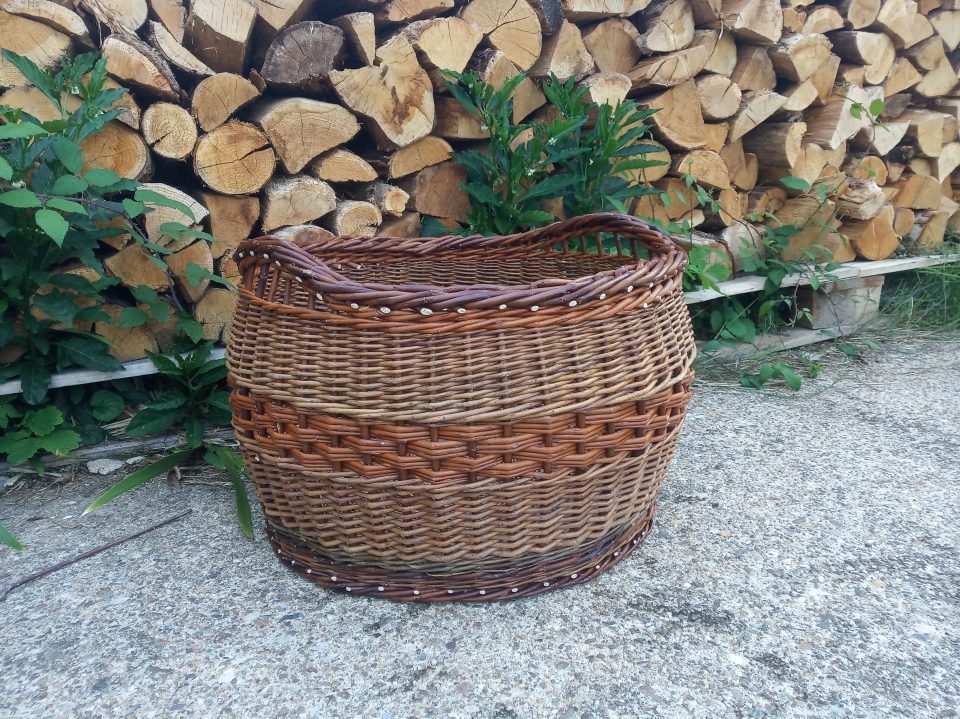 Panier à bûches en osier brut avec passes-doigts